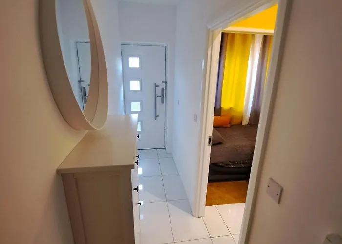Lovely And Modern Groundfloor 1 Single Bedroom Condo With Netflix, Tea/Coffee/Biscuits