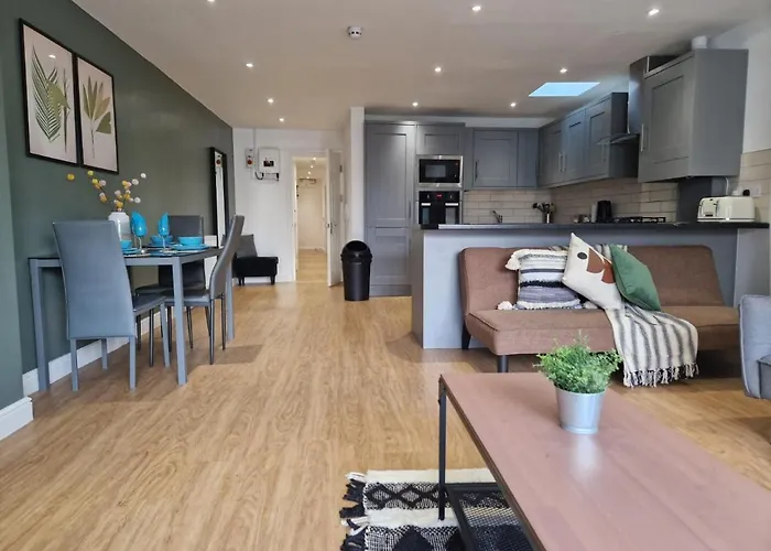 Exquisite Apartment - Sleeps 8 - Garden - Parking