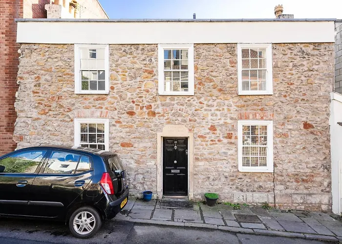 Fabulous 2 Bedroom Cottage In Fantastic Clifton - Simply Check In