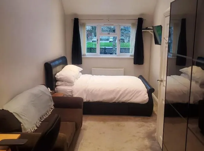 Large Kingsize Ensuite In Kingswood, Bristol, Bs15
