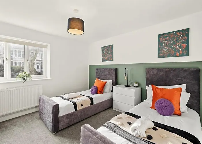 Modern Apartment - Sleeps 8