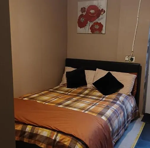 Double Bedroom In Converted Garage-No Shower,Bath Facility
