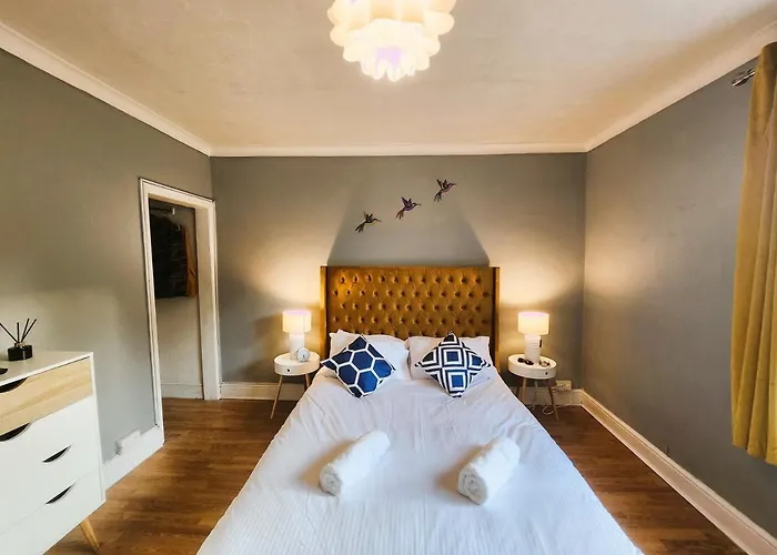 House Near Restaurants, Park And Pubs, Perfect For Pets!