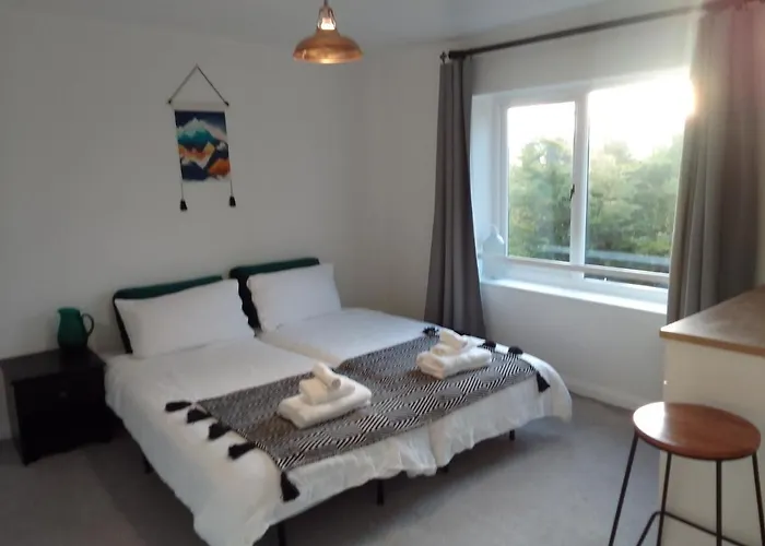Beech House 20 Minute Walk To Airport