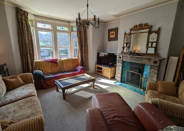 5 Bed Terraced Family Home Bristol + Parking