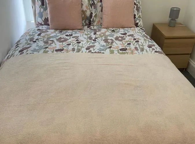 Room In Gloucester Road 4
