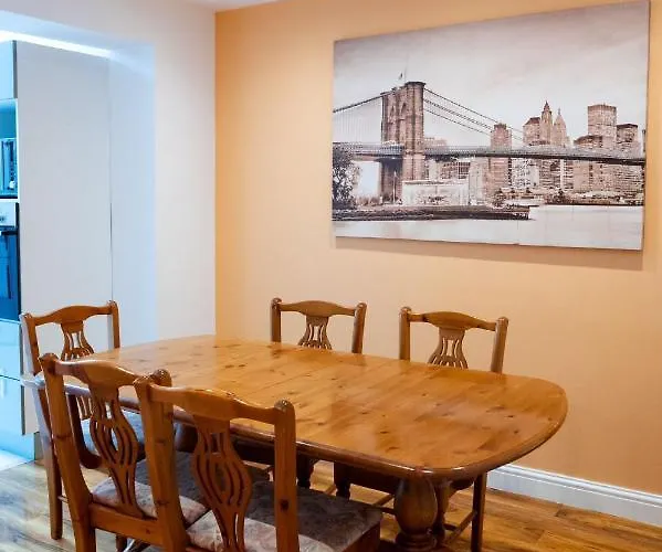 Deluxe 4 Bedroom House In Filton Bs34 Oakley Lodge