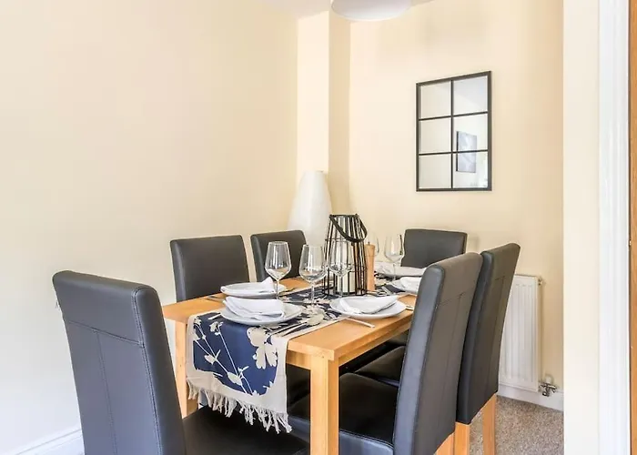 Luxury 3 Bed House, 8 People, With Street Parking!