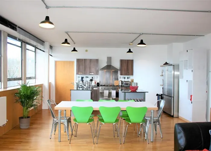 Funky Urban Two Bed Flat In The Heart Of Bristol