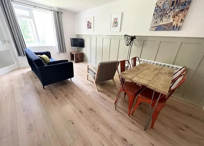 Centrally Located Apartment With Free Parking
