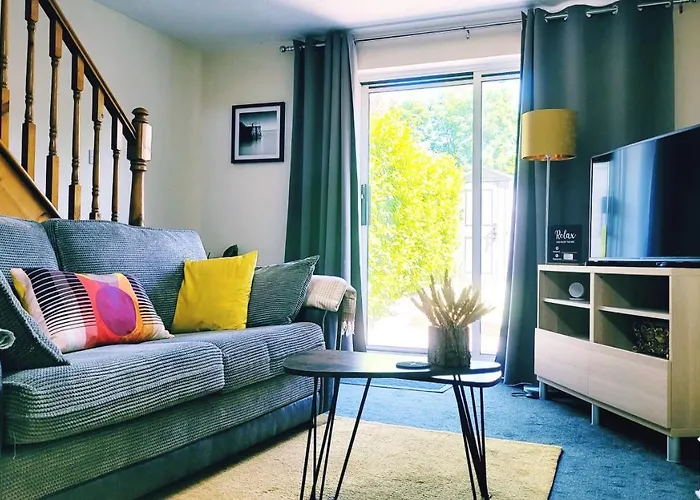 Modern 2 Bed House- Free Parking And Close To The Centre