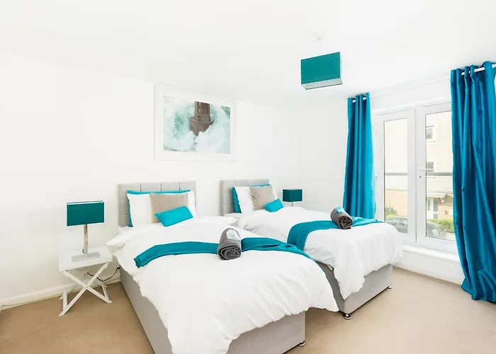 Spacious Group House For Medical Staff, Contractors & Families - Ensuites, Parking & Netflix By Dreamypads