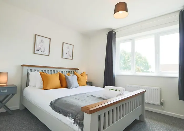 2 Bedroom House In Bradley Stoke- Hopewell