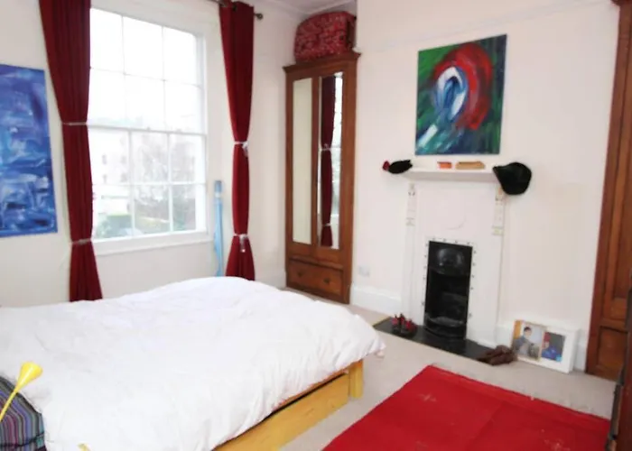 Stunning Arty Apartment In The Heart Of Clifton
