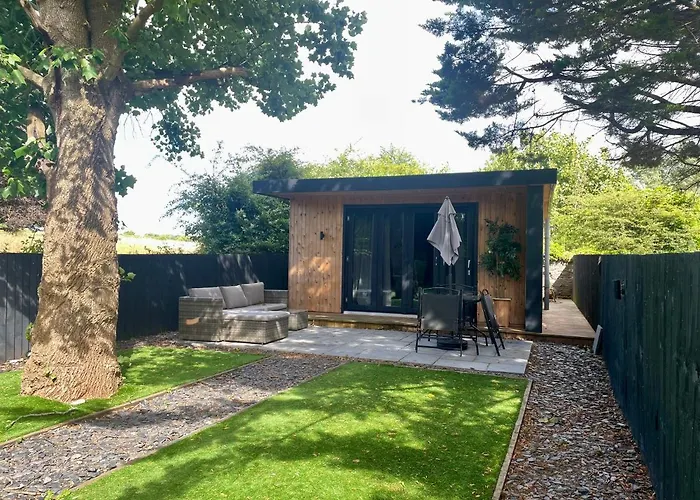 1 Bedroom Rural Cabin Retreat With Hot Tub In Hambrook Close To Bristol City Centre