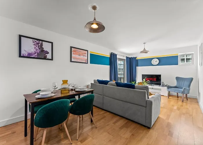 Enchanting Bristol Abode -Sleeps 6 With Balcony!