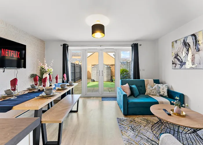 Stylish 4 Bed - Parking - Sleeps 14