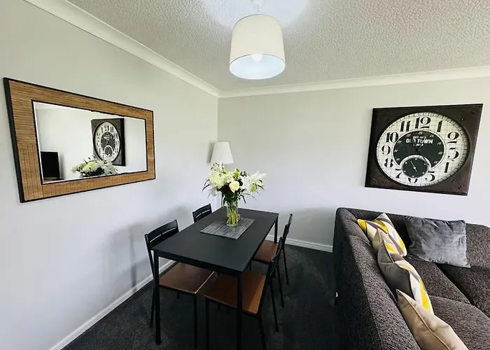Modern & Secluded Home In Frenchay