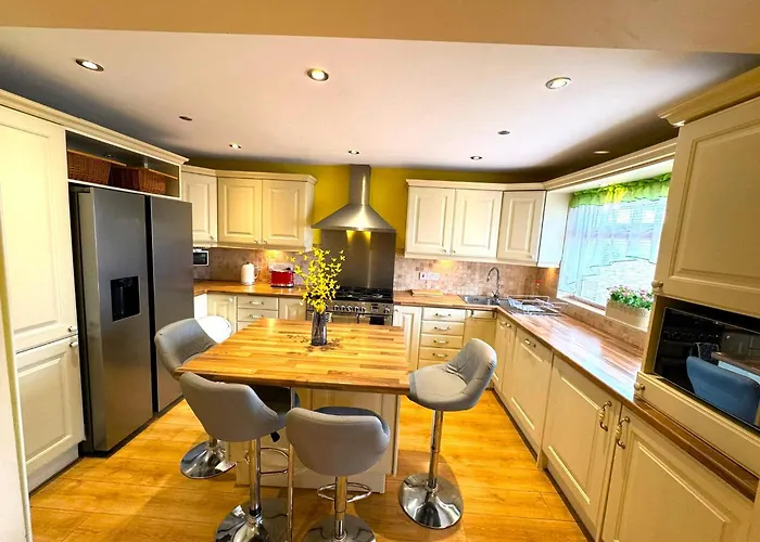 Dundridge Home - Morden Urban Living - Sleeps Up To 9 Guests & Private Parking For 2 Vehicles