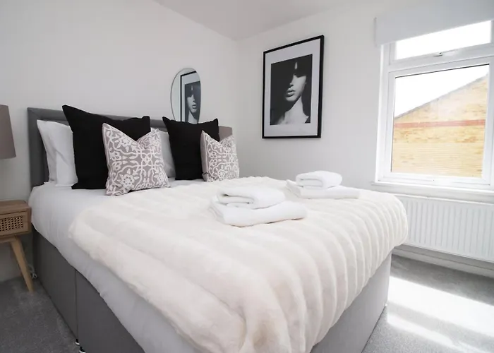 4 Bedroom With Free On Street Parking