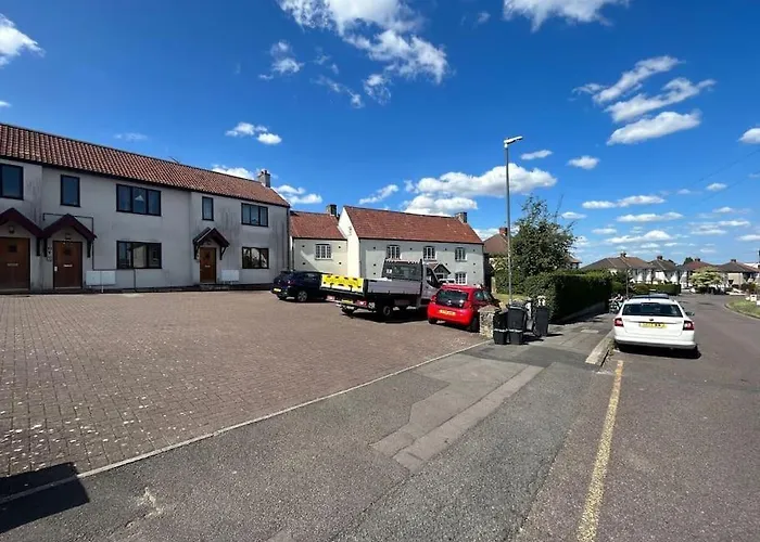 1 Bed Flat, Free Parking, 5 Min Walk To Airbus