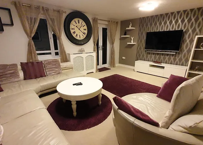 Entire Home In Cheswick Village