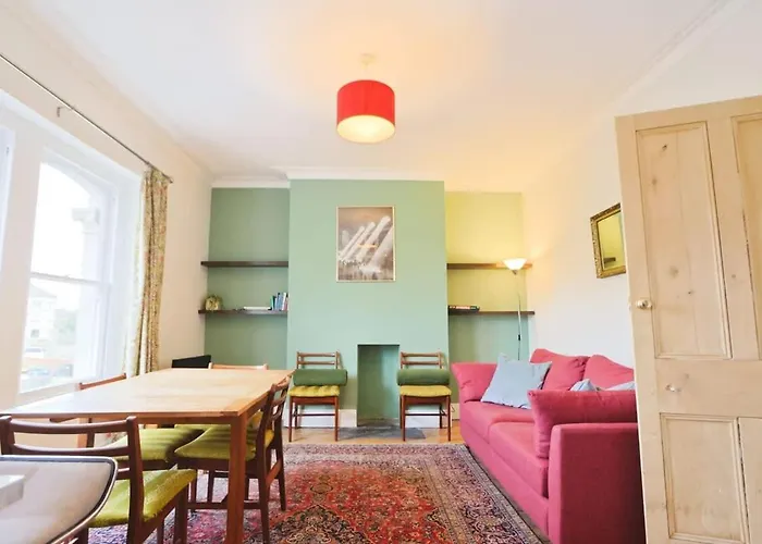 Spacious 2 Storey Penthouse Flat, Fantastic Views!