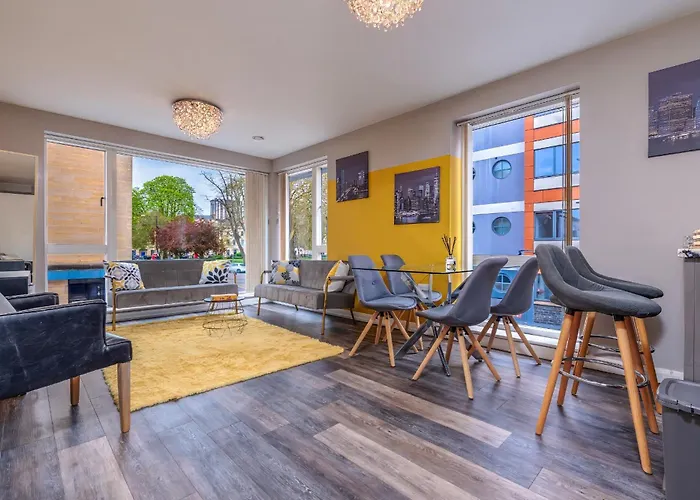 Iconic Garden Apt, Steps From City Centre & Cafes