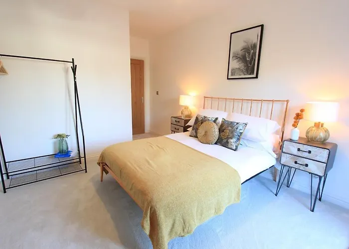 Cabot Mews Apartment 6