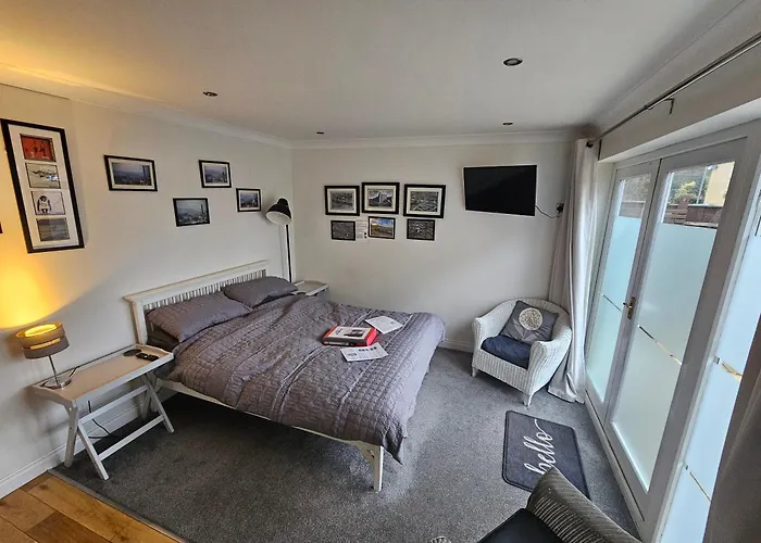Modern Immaculate Studio With Ac & Parking, Outside The Caz