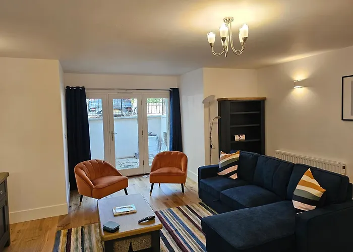 Spacious Modern 2-Bed Parking & Wi-Fi & 65\