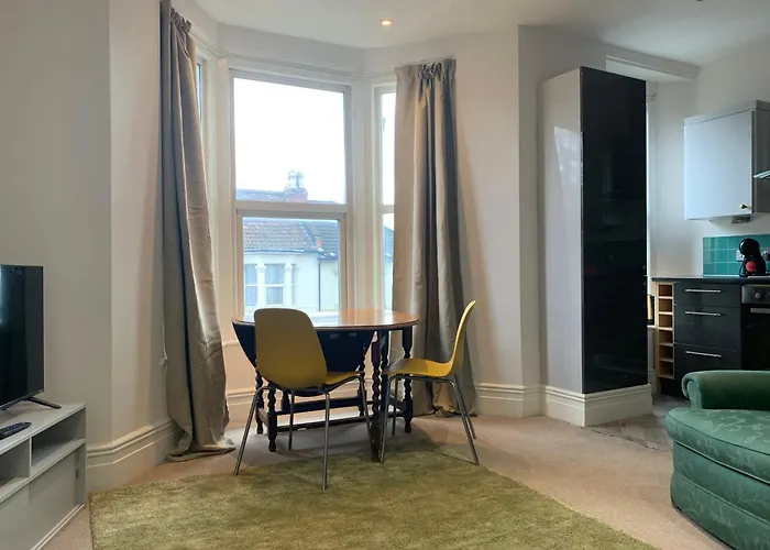 Central 2 Bed Flat. Free Parking
