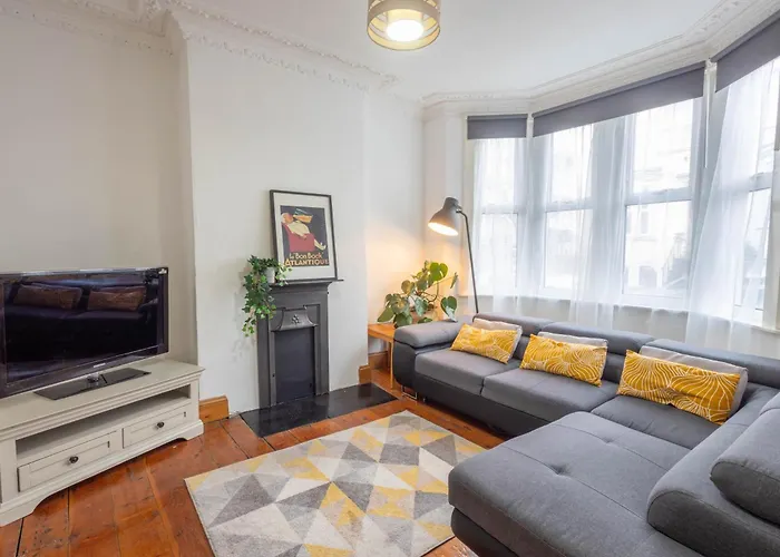 Spacious, 3 Bed House, Wi-Fi, Long Term Discounts