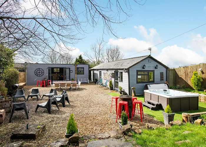 The Pine Cabins Including Games Room, Camp Fire & Hot Tub