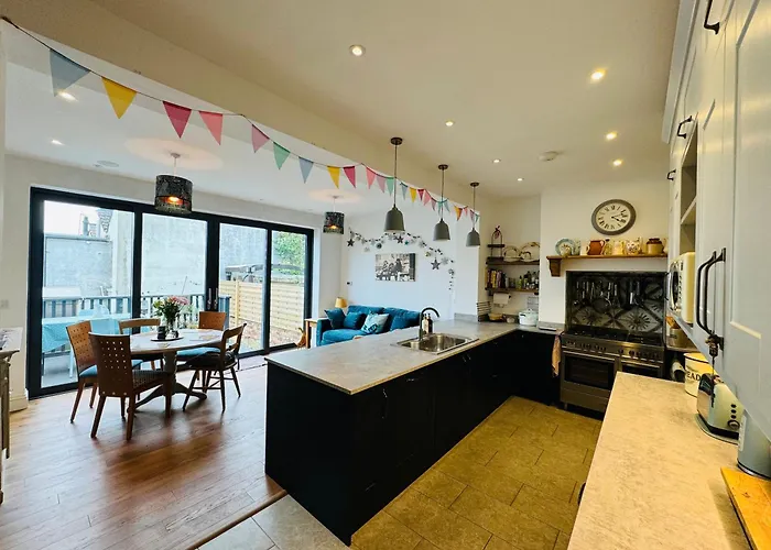 Modern & Vintage Inspired Home In Old Totterdown