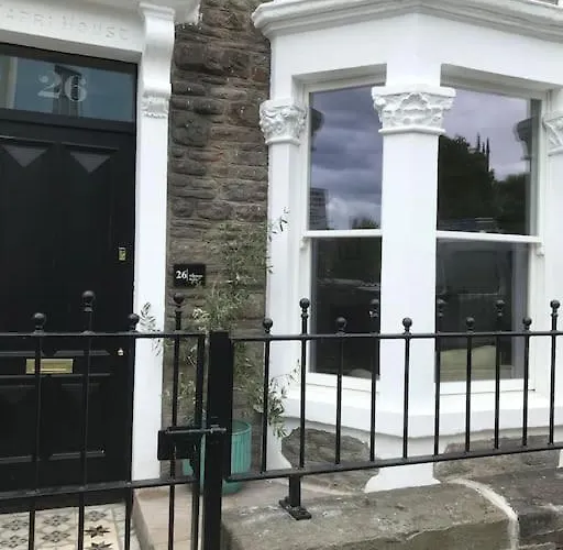 Large Newly Refurbished House Close To Harbour