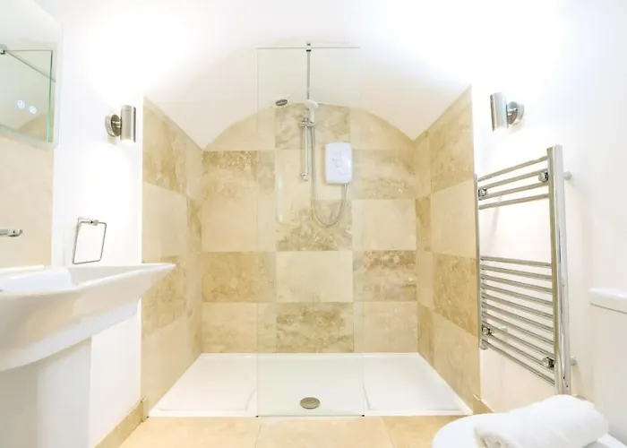 Spacious Boutique Apartment Clifton King Size Bed