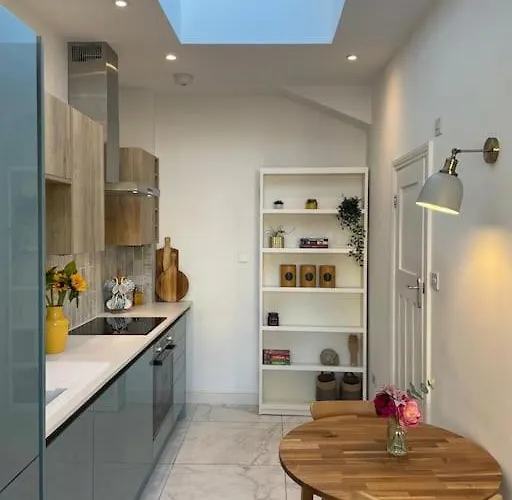 Sunny Studio With Parking And Private Entrance