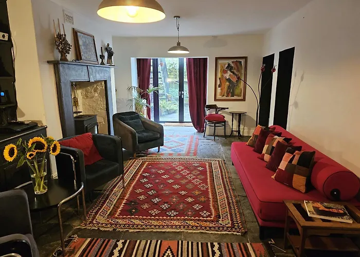 One Bedroom Basement Flat In Canynge Square
