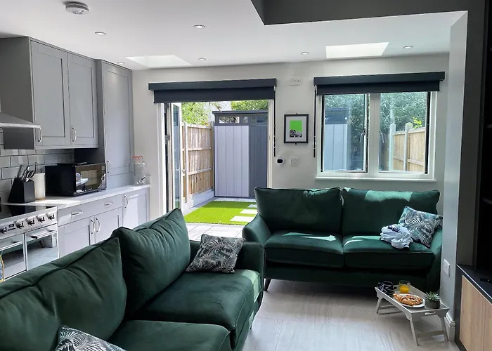 Superb Townhouse Near Vibrant Gloucester Road
