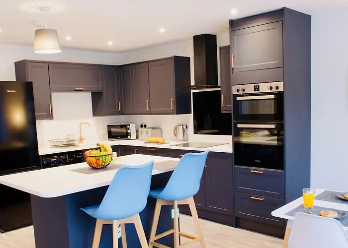 Hideaway House, Sleeps 9, With Parking