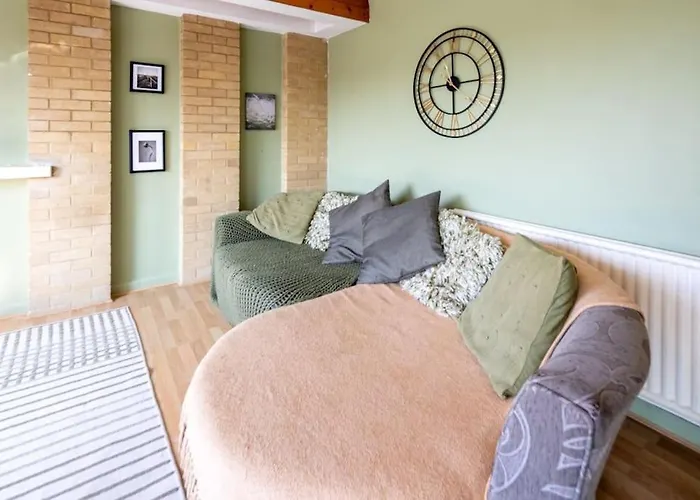 Cozy 3 Bed Garden House