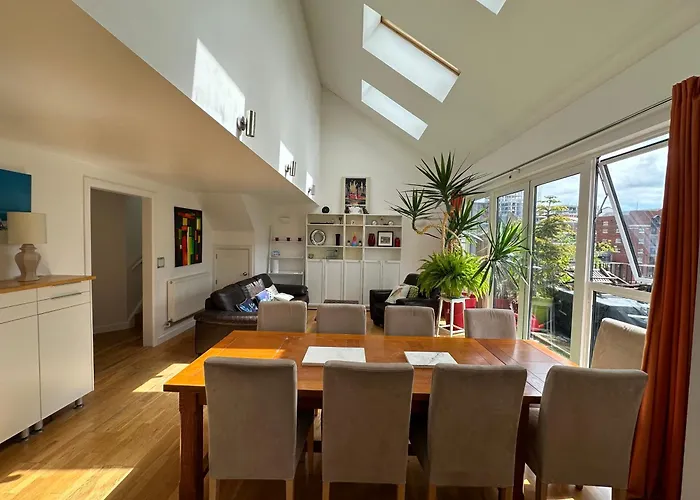 Stunning City Centre 4 Bedroom Penthouse - 2 Car Parking Spaces