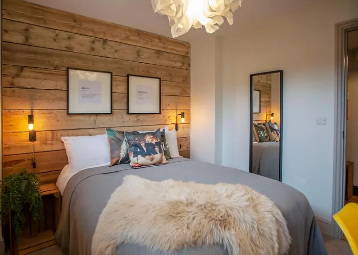 Higgihaus Cabot Mews #25 Fantastic Central