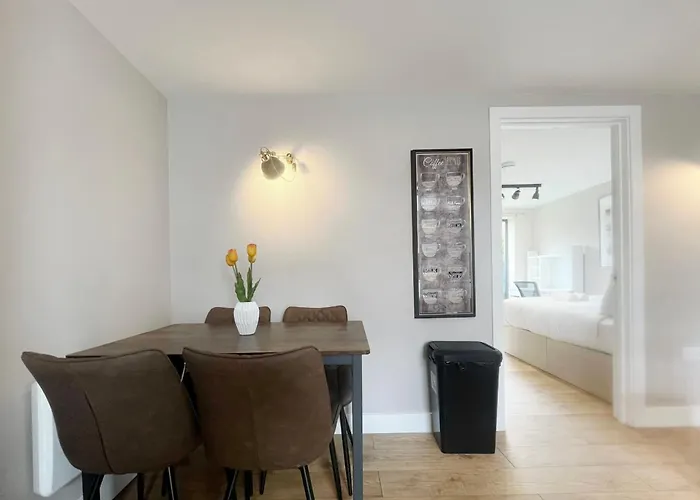 Three Bedroom Flat In Gloucester Road North With Parking