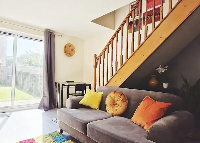 Spacious 2 Bed House Close To Parkway Station