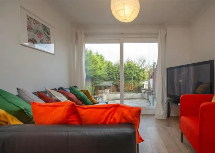 Stylish 5-Bed Retreat With Wifi - Near Uwe & Mod
