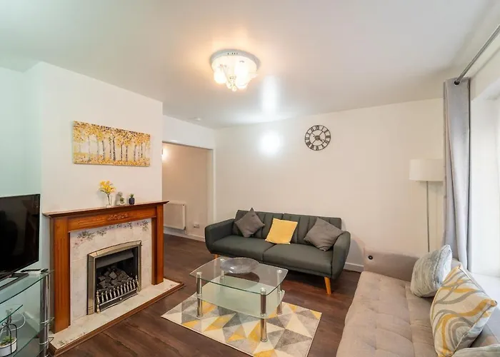 Stylish 4 Bed Henbury Home With Free Parking
