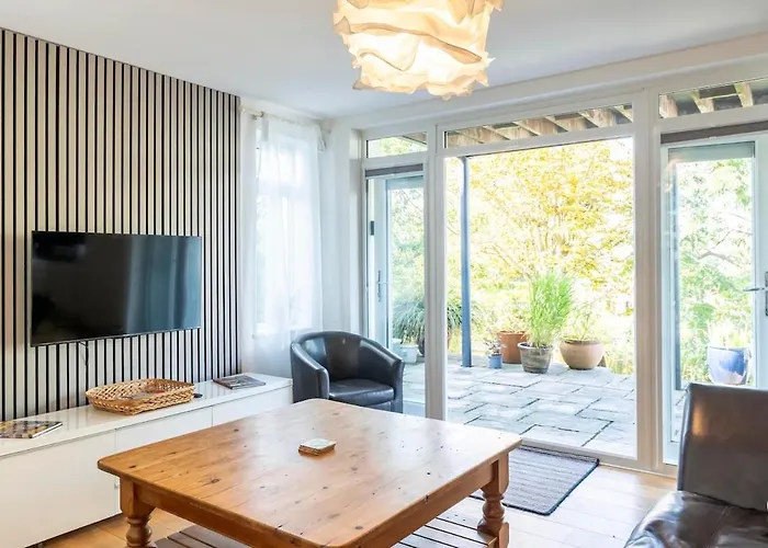 Beautiful Cotham Garden Flat 2 Bedroom
