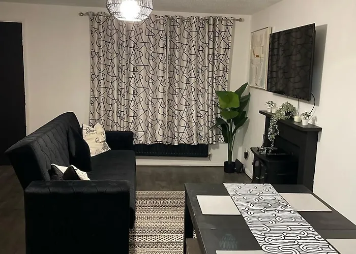 Newly Refurbished Home Fit For To 7 Family Members, Groups, Contractors Centre Of Bradley Stoke